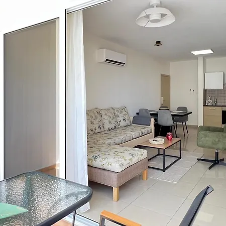 Apartman Azure Nest Oroklini 2br Shared Pool - Free Parking Lárnaka