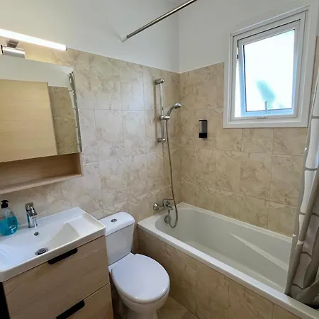 Azure Nest Oroklini 2br Shared Pool - Free Parking Apartman *