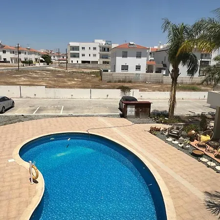 Apartman Azure Nest Oroklini 2br Shared Pool - Free Parking
