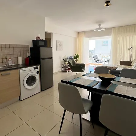 Apartman Azure Nest Oroklini 2br Shared Pool - Free Parking