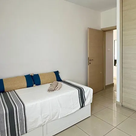 Azure Nest Oroklini 2br Shared Pool - Free Parking Apartman
