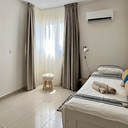 Apartman Azure Nest Oroklini 2br Shared Pool - Free Parking *