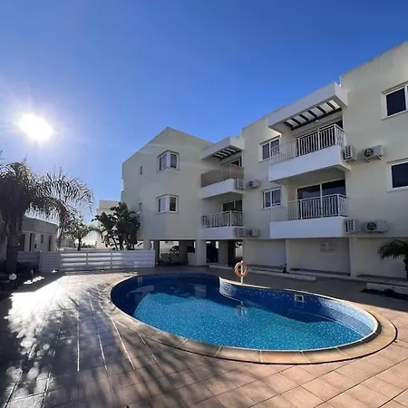 Azure Nest Oroklini 2br Shared Pool - Free Parking Apartman