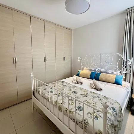 Apartman Azure Nest Oroklini 2br Shared Pool - Free Parking
