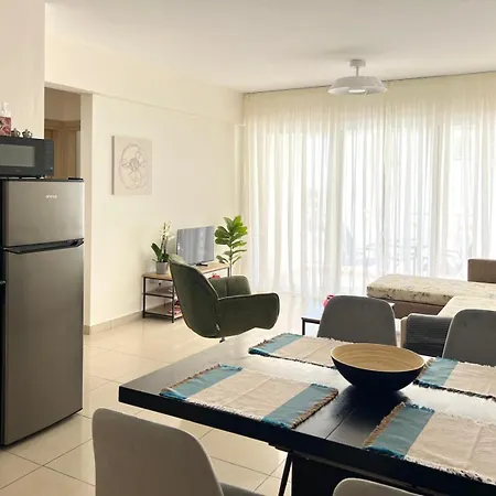 Apartman Azure Nest Oroklini 2br Shared Pool - Free Parking