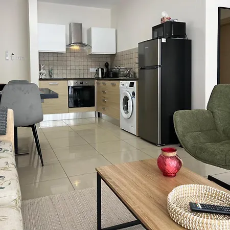 Azure Nest Oroklini 2br Shared Pool - Free Parking Apartman