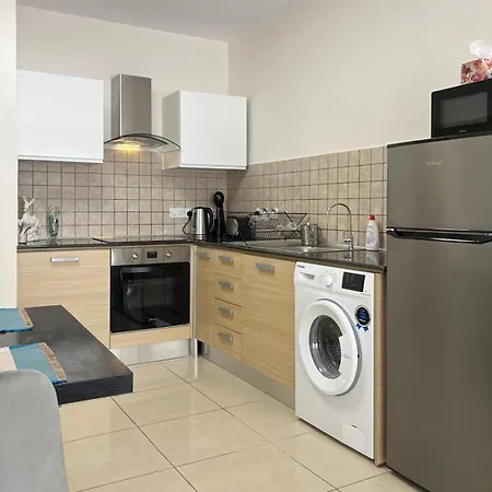 Azure Nest Oroklini 2br Shared Pool - Free Parking Apartman